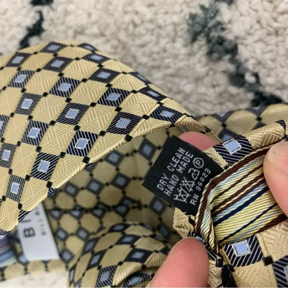 ✨5 FOR $25✨ BILL Bill Blass Gold and Black Men's Tie - Picture 6 of 7